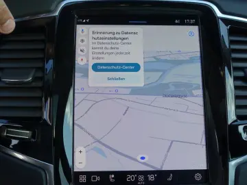 XC90 T8 AWD Plug-in Hybrid/FourC/HeadUp/AHK/B&W