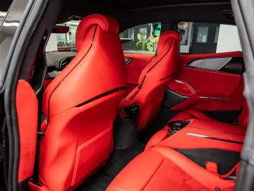 Ferrari Purosangue / Rosso Portofino /