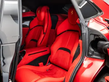 Ferrari Purosangue / Rosso Portofino /