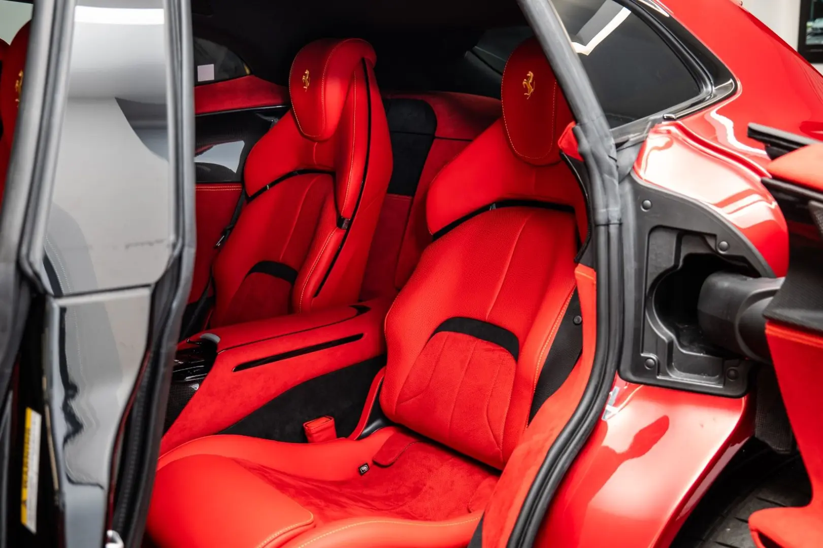 Ferrari Purosangue / Rosso Portofino /