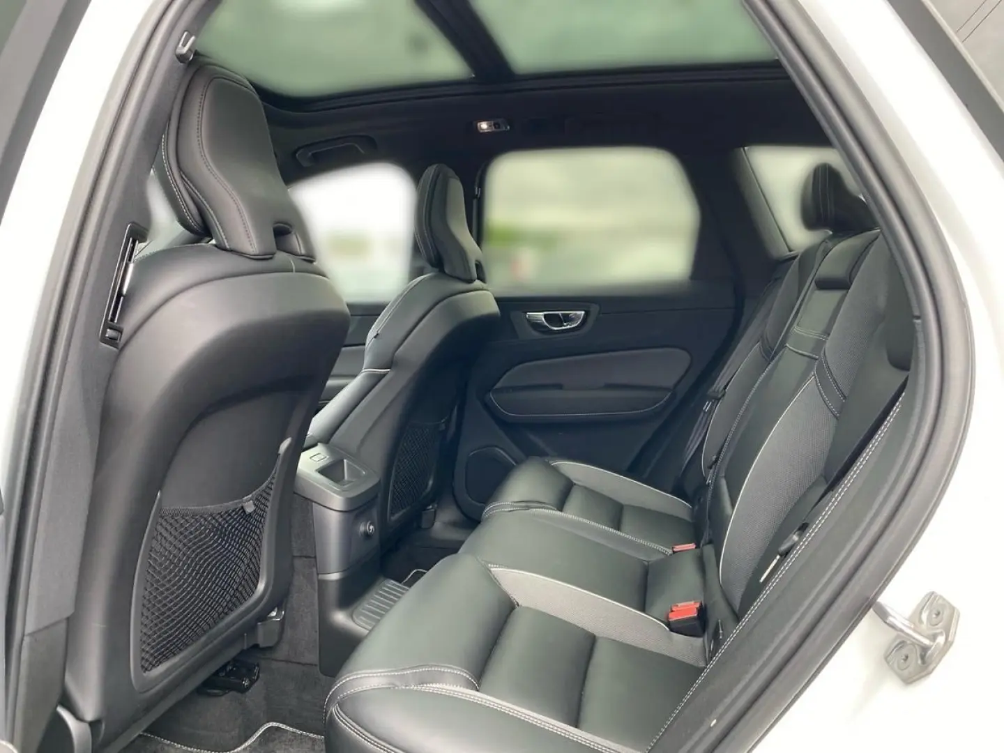 XC60 T8 R Design Plug-In AWD AHK IntelliSafe Pro