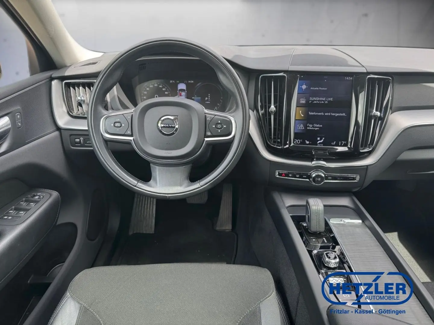 XC60 R Design Expression Recharge Plug-In Hybrid