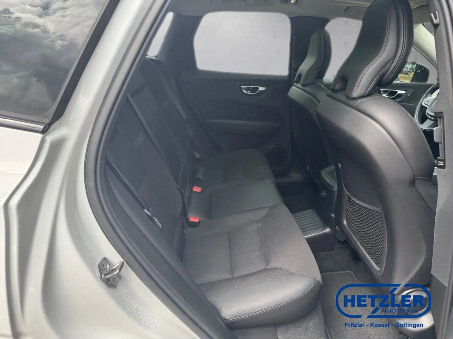 XC60 R Design Expression Recharge Plug-In Hybrid