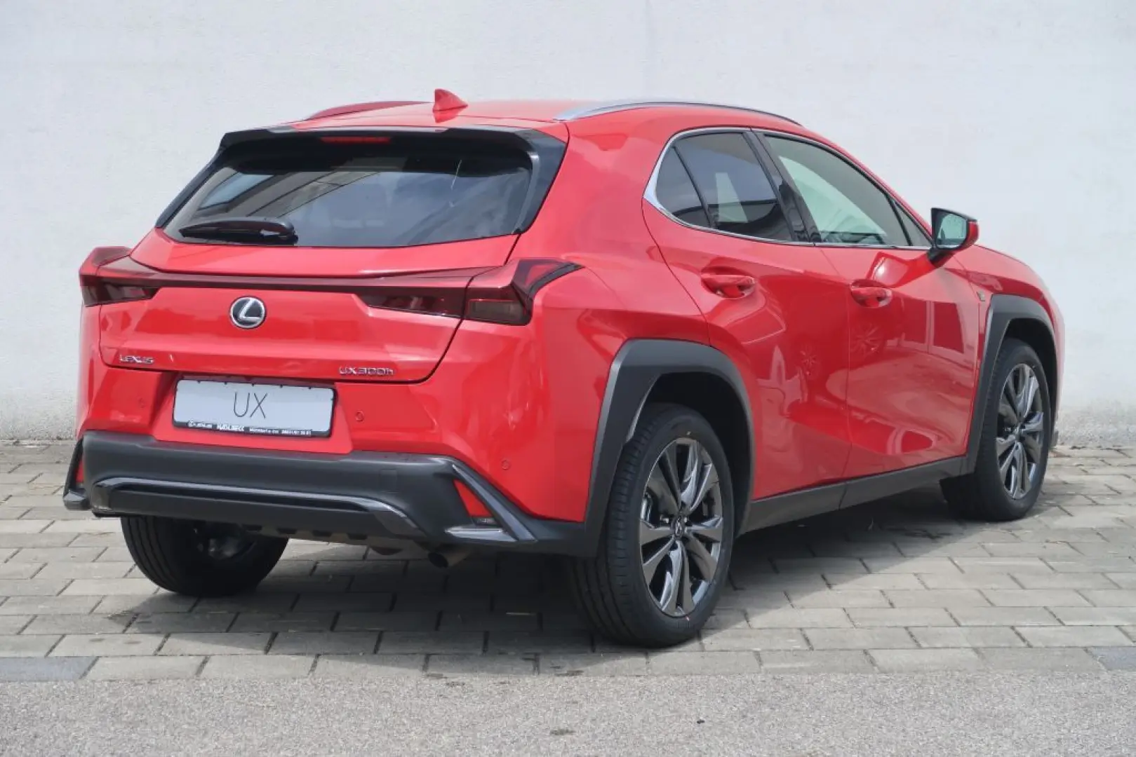 UX 300h F SPORT Design