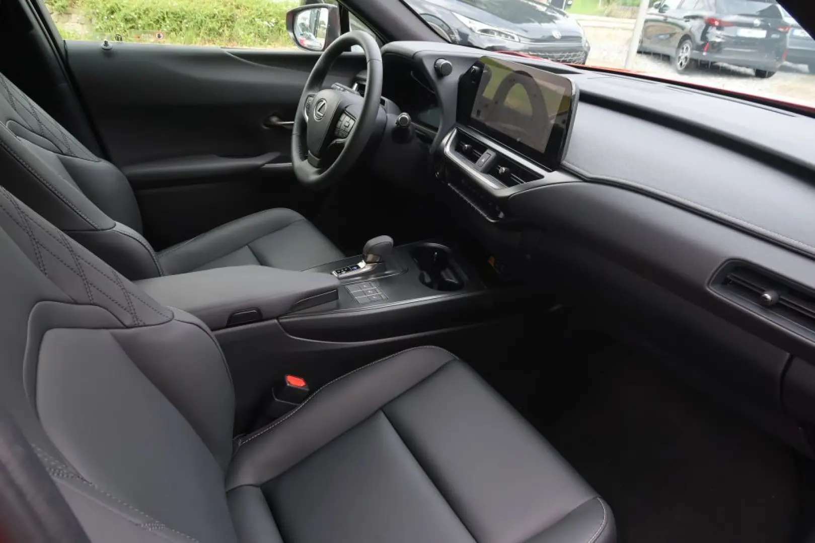 UX 300h F SPORT Design