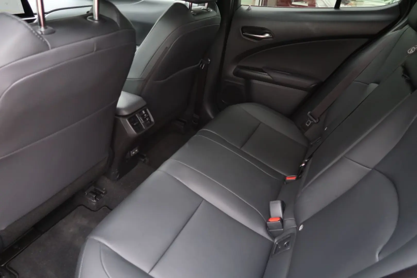 UX 300h F SPORT Design