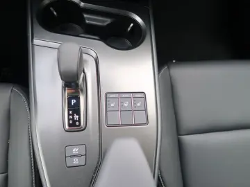 UX 300h F SPORT Design