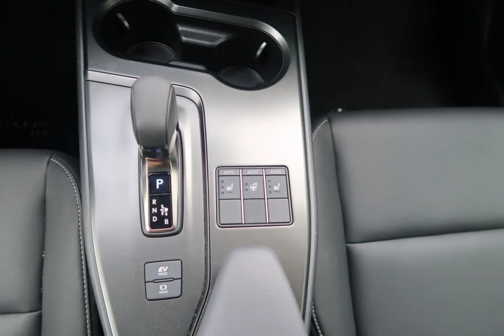 UX 300h F SPORT Design