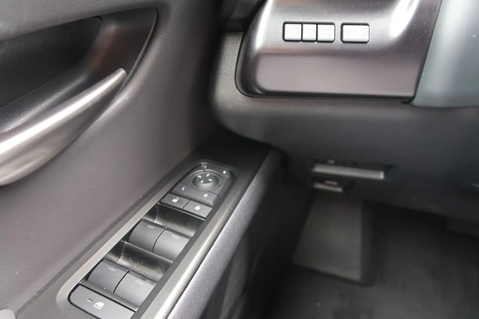 UX 300h F SPORT Design