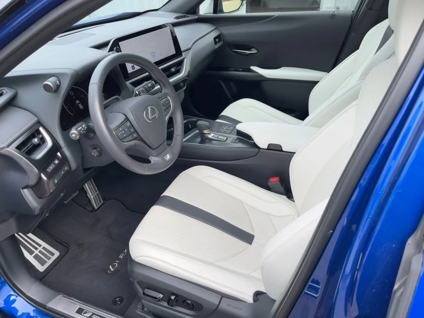 UX 300h F Sport Efour HUD*Schiebedach**MarkLevi