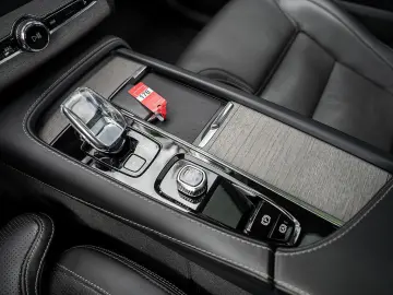 XC90 Recharge T8 AWD Ultimate Dark