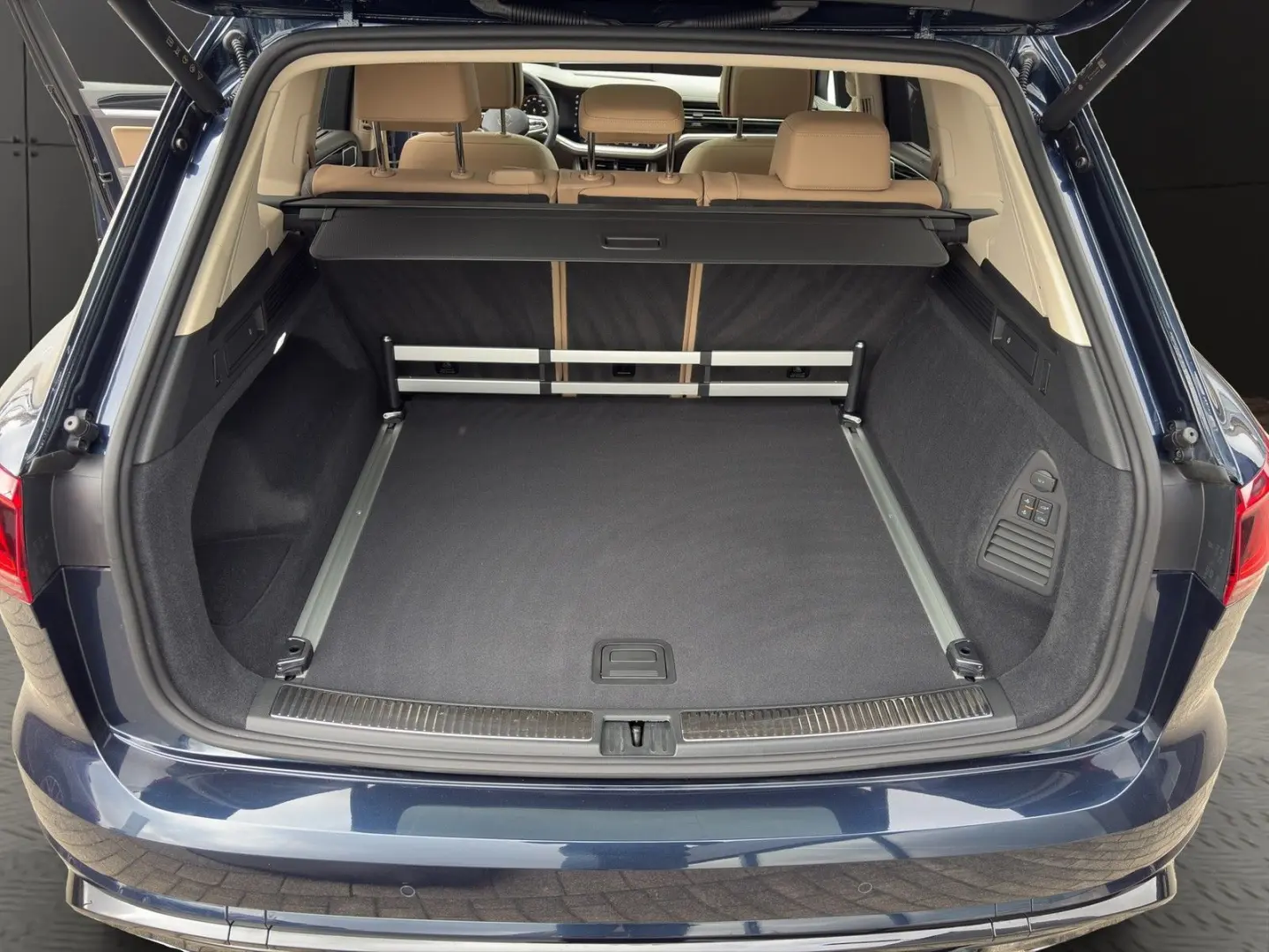Touareg 3.0TDI R-Line 4Motion AHK+Pano+Matrix