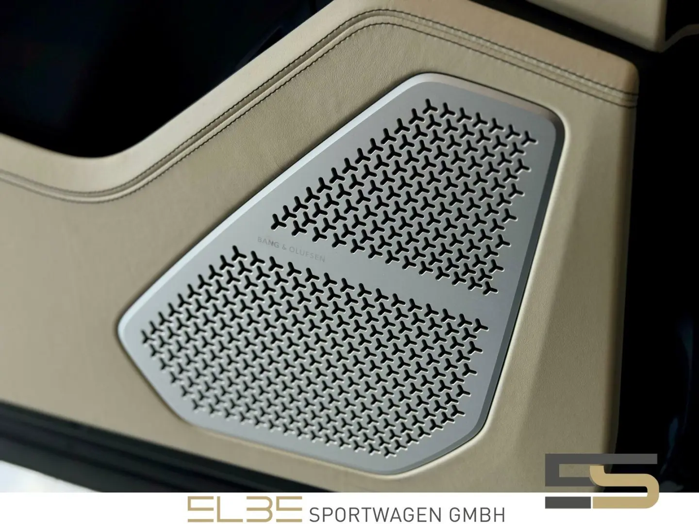 Urus B&O PANO CARBON MASSAGE OFF-ROAD 23