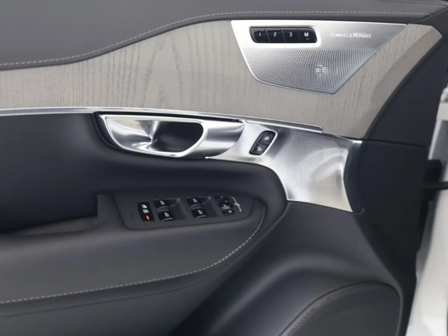 XC90 Ultra Dark Recharge Plug-In Hybrid AWD T8 T