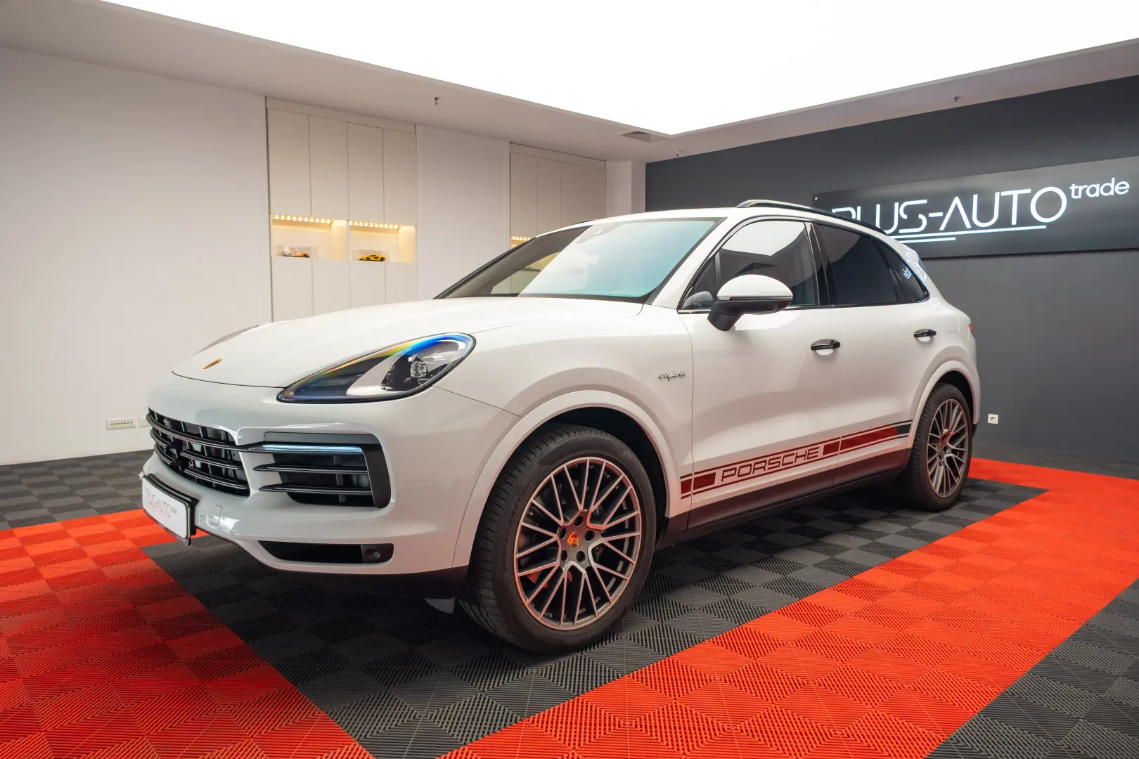 Porsche Cayenne E-Hybrid Garantie pana pe 2 aprilie 2028