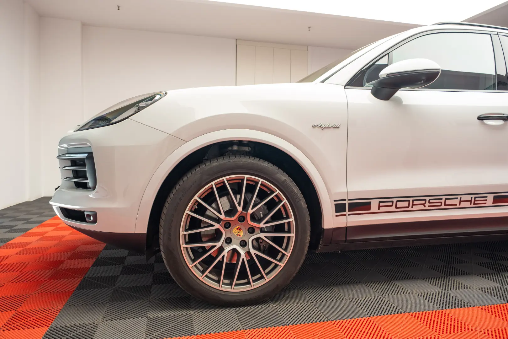 Porsche Cayenne E-Hybrid Garantie pana pe 2 aprilie 2028
