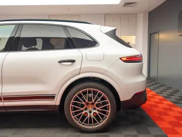 Porsche Cayenne E-Hybrid Garantie pana pe 2 aprilie 2028