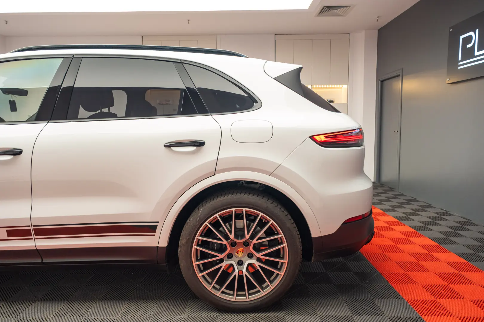Porsche Cayenne E-Hybrid Garantie pana pe 2 aprilie 2028
