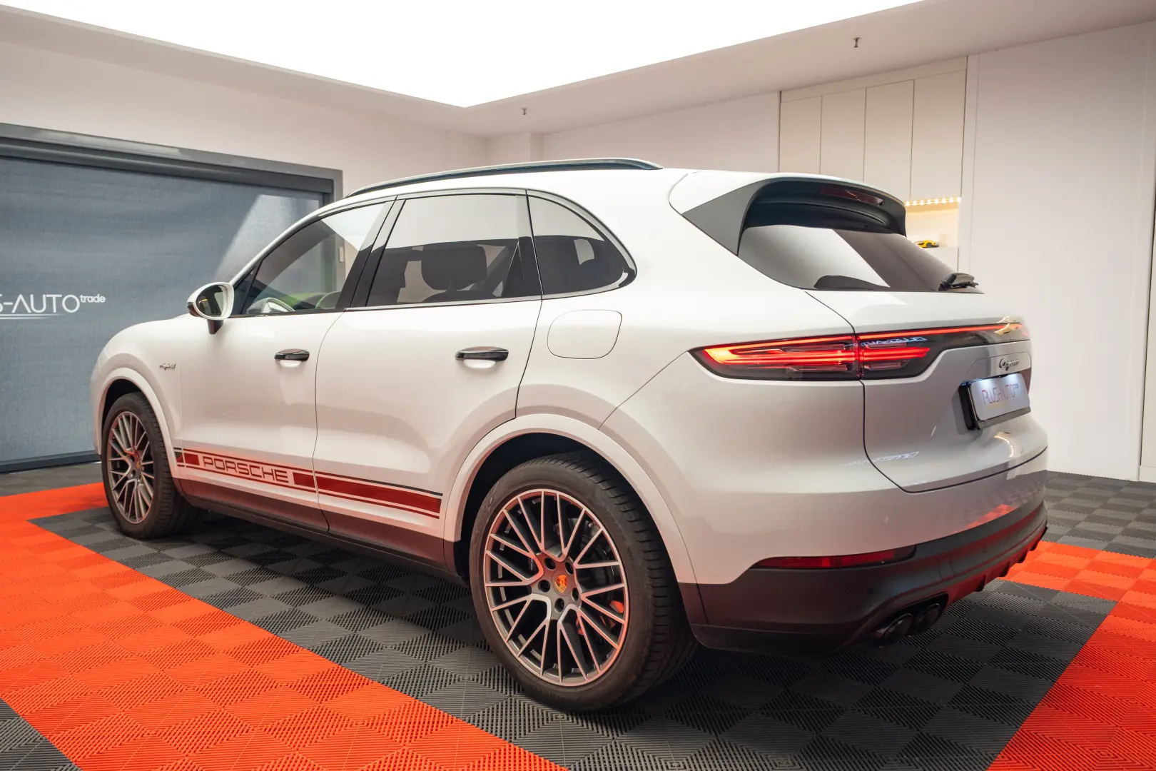 Porsche Cayenne E-Hybrid Garantie pana pe 2 aprilie 2028