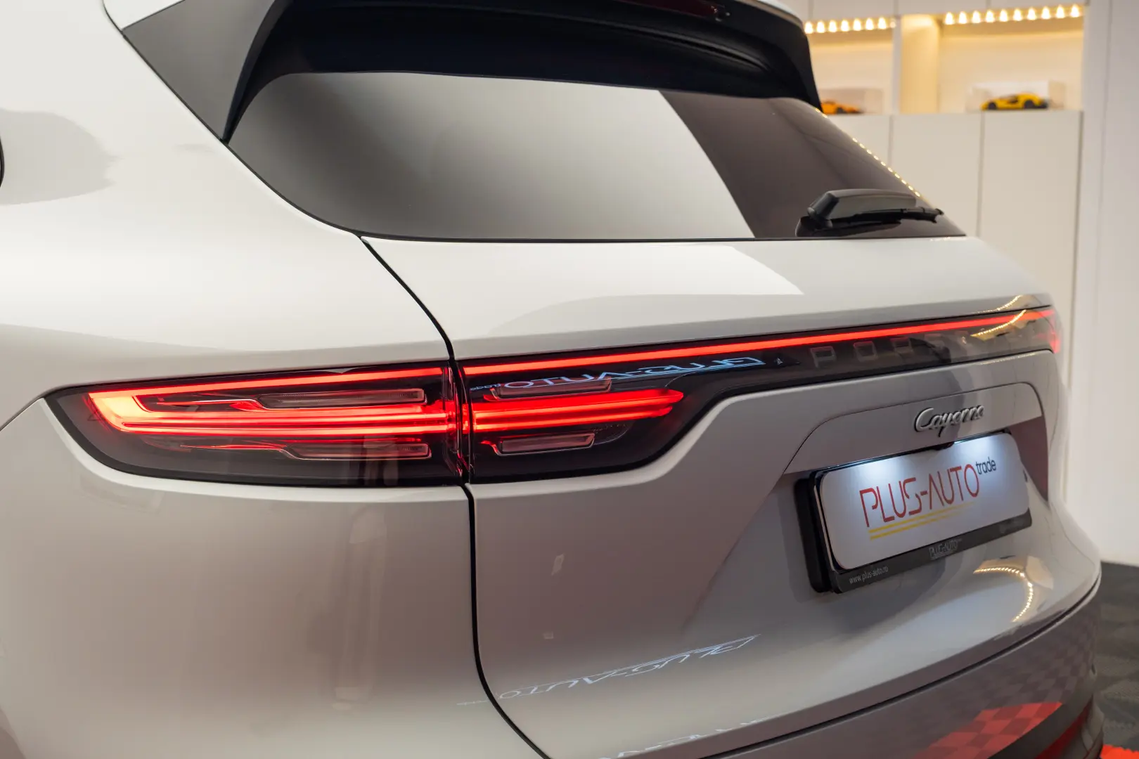 Porsche Cayenne E-Hybrid Garantie pana pe 2 aprilie 2028