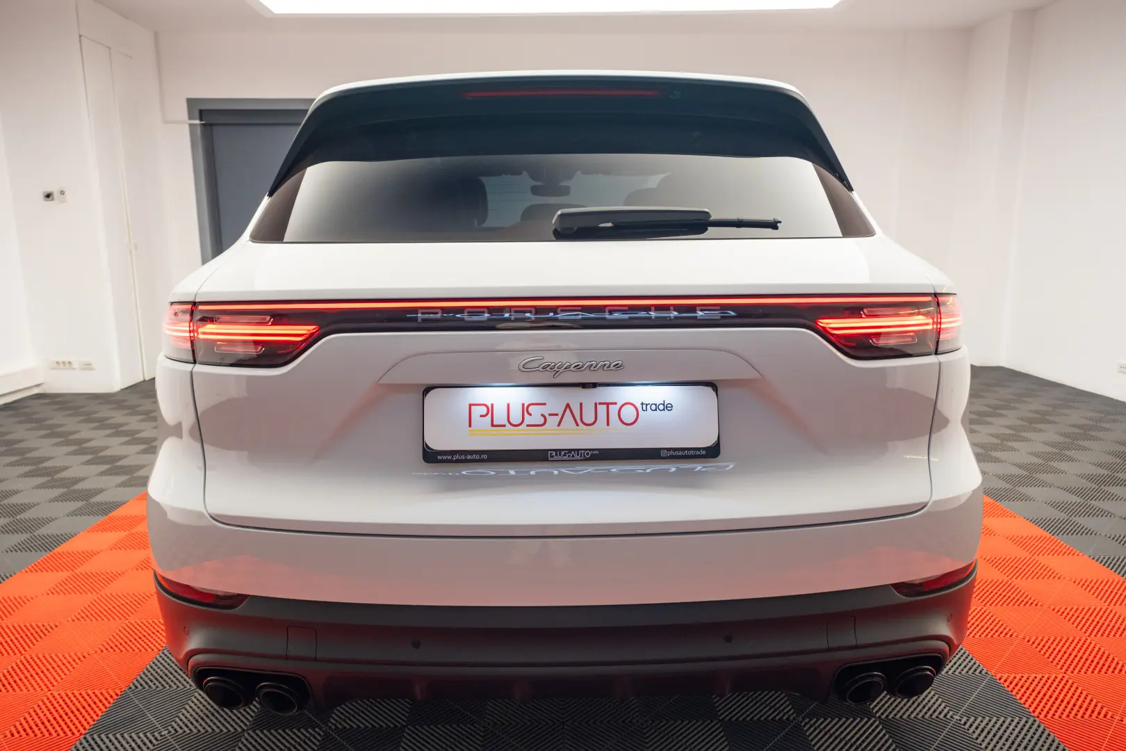 Porsche Cayenne E-Hybrid Garantie pana pe 2 aprilie 2028