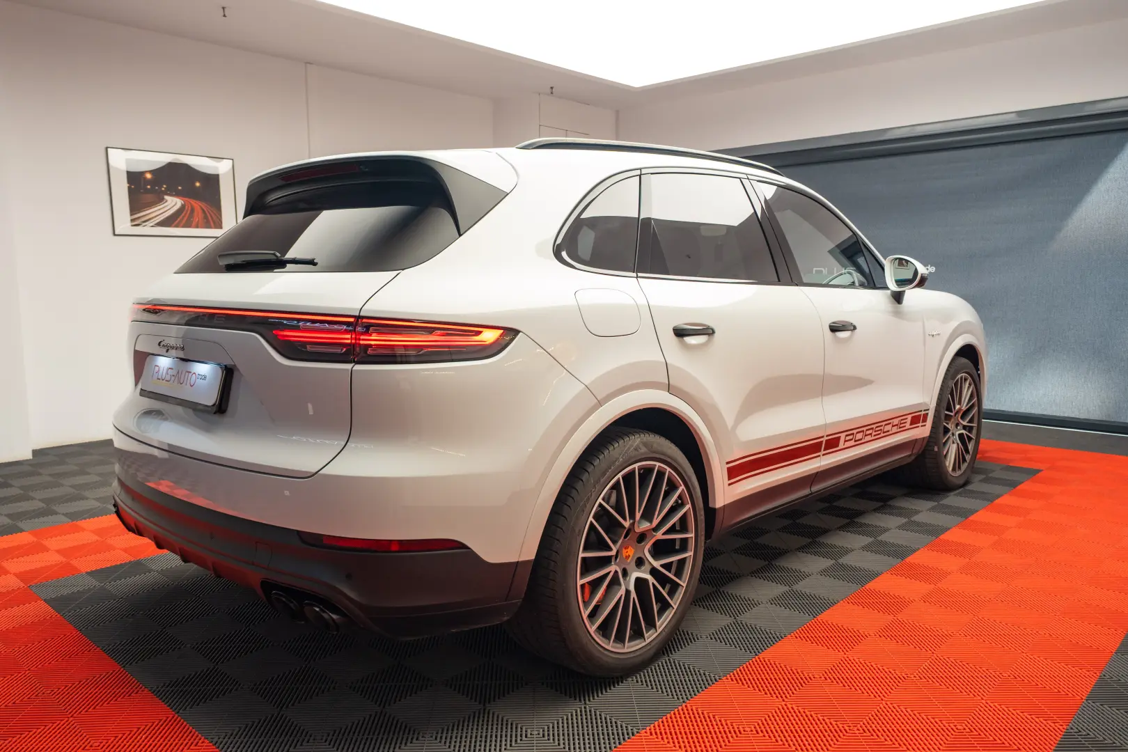 Porsche Cayenne E-Hybrid Garantie pana pe 2 aprilie 2028