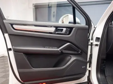 Porsche Cayenne E-Hybrid Garantie pana pe 2 aprilie 2028