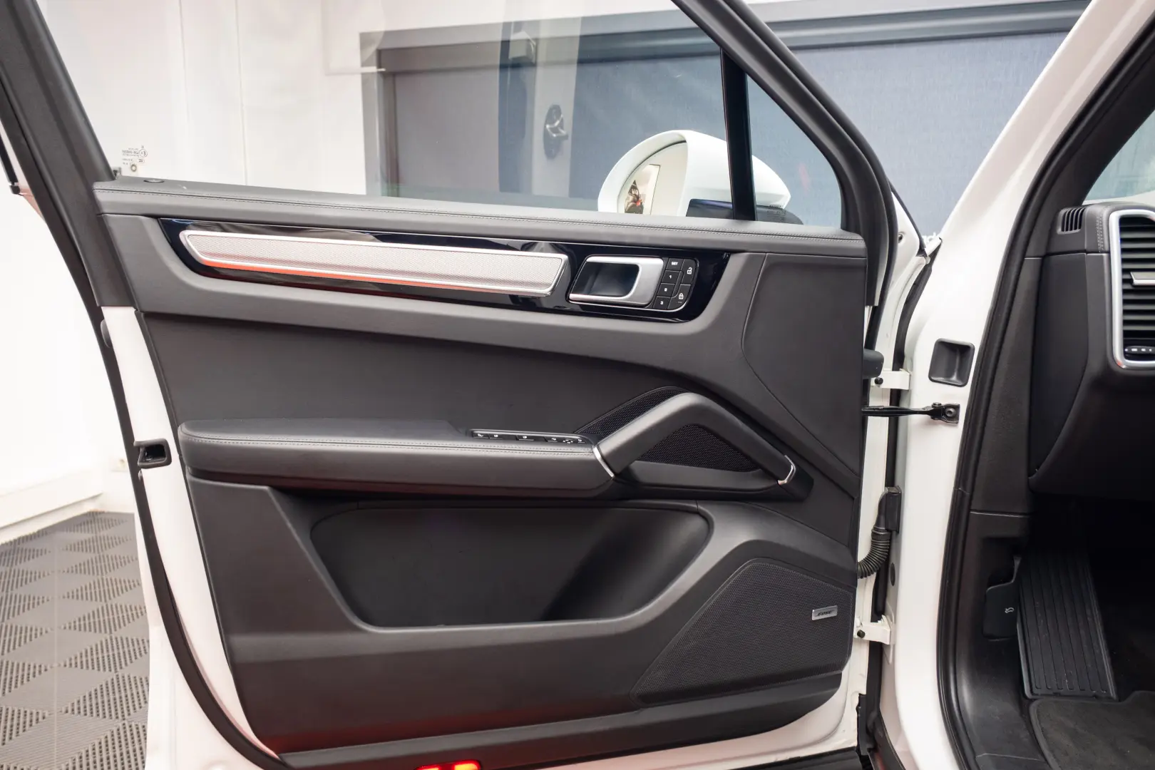 Porsche Cayenne E-Hybrid Garantie pana pe 2 aprilie 2028