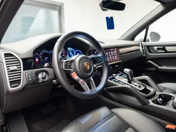 Porsche Cayenne E-Hybrid Garantie pana pe 2 aprilie 2028