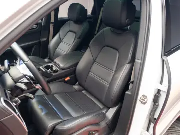 Porsche Cayenne E-Hybrid Garantie pana pe 2 aprilie 2028