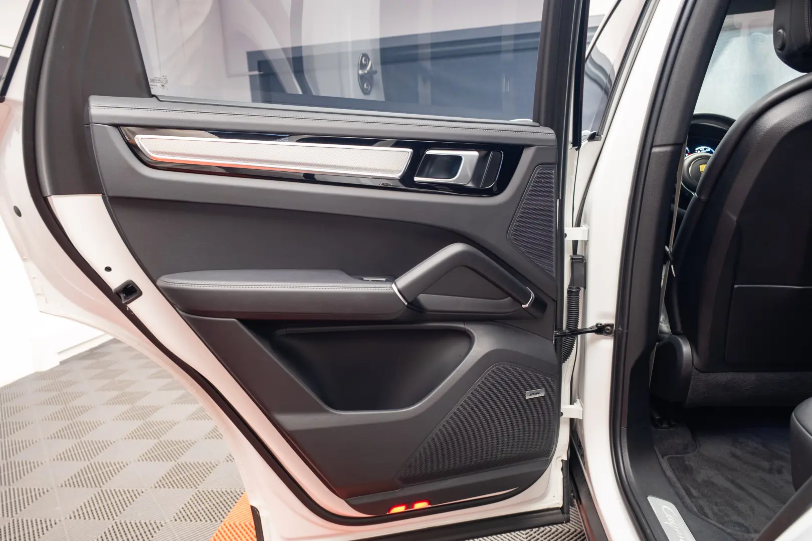 Porsche Cayenne E-Hybrid Garantie pana pe 2 aprilie 2028