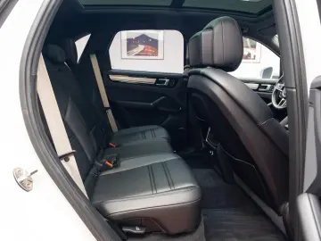 Porsche Cayenne E-Hybrid Garantie pana pe 2 aprilie 2028