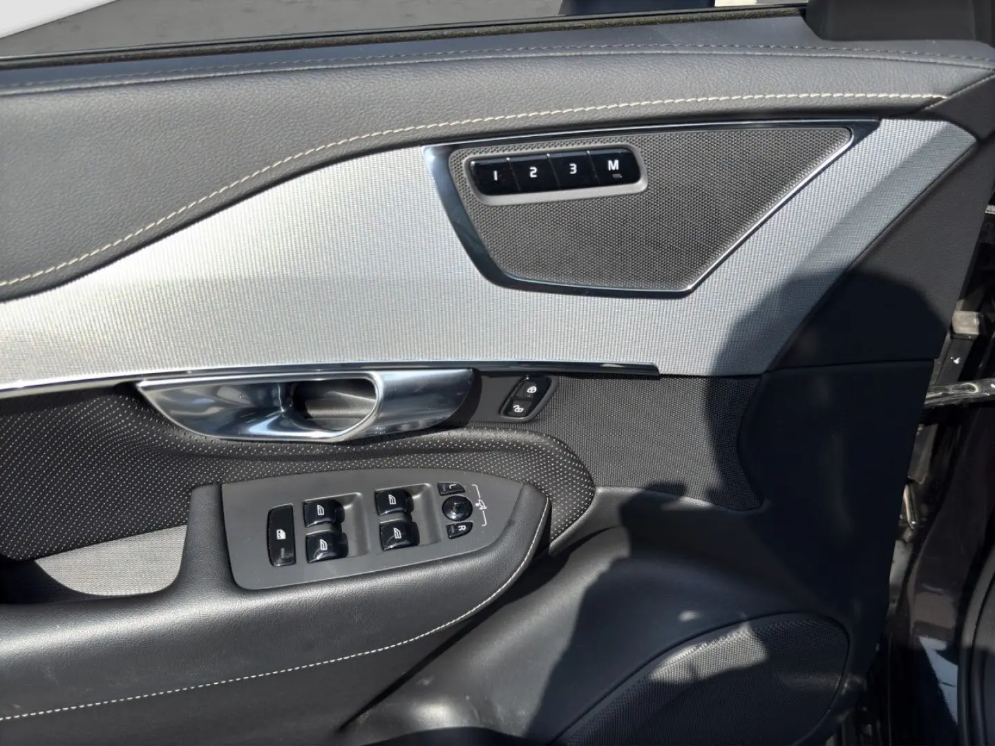 XC90 B5 R-Design AWD/Navi/LED/AHK/Pano/20Zoll