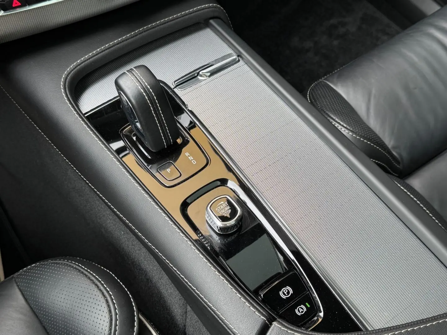 XC90 T8 R Design Recharge HUP PANO H&K 7-Sitzer