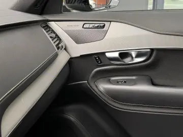 XC90 T8 R Design Recharge HUP PANO H&K 7-Sitzer