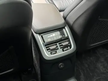 XC90 T8 R Design Recharge HUP PANO H&K 7-Sitzer