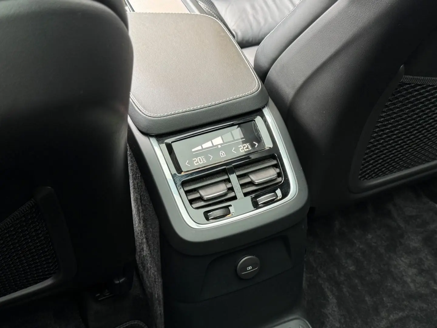 XC90 T8 R Design Recharge HUP PANO H&K 7-Sitzer