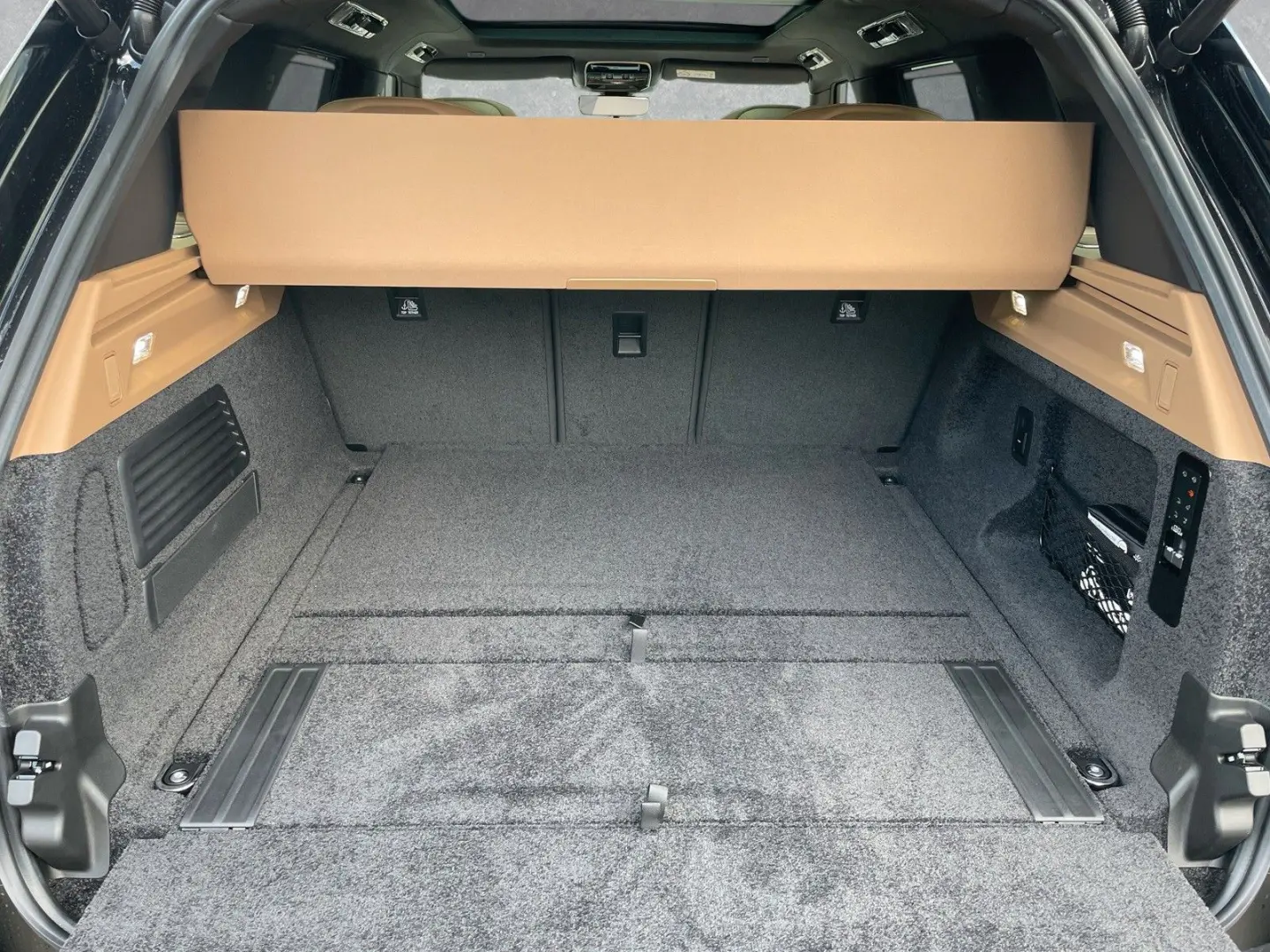 Range Rover P550e PHEV Autobiography AHK/SHADOW