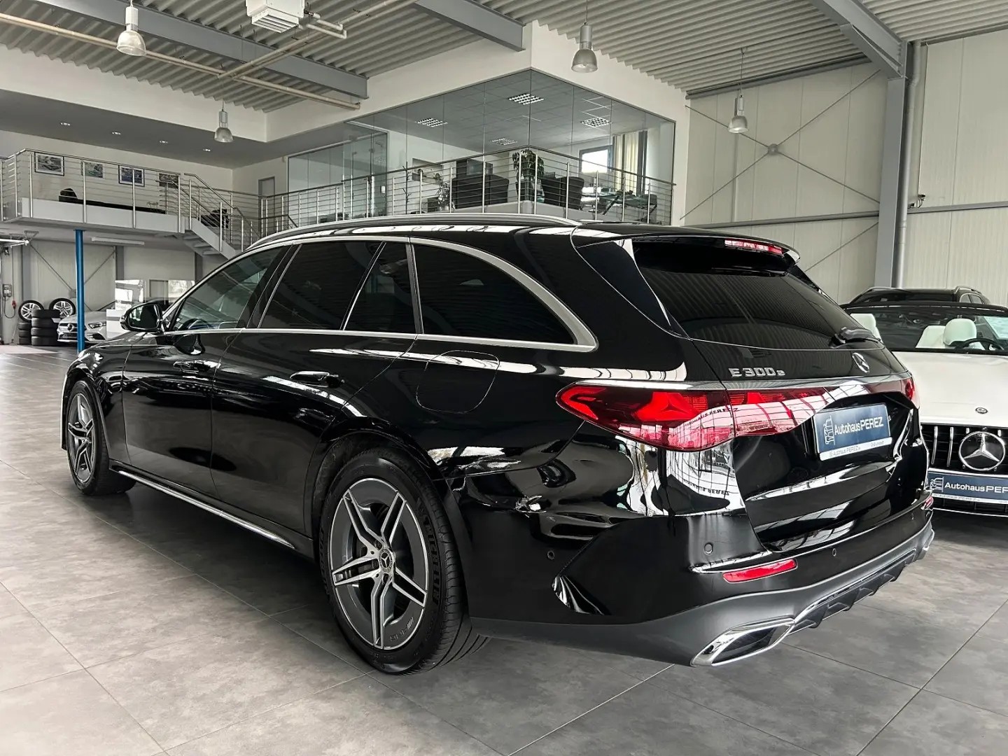 E 300 T e AMG AIRMATIC-DISTRONIC-AHK-PANORAMA SD