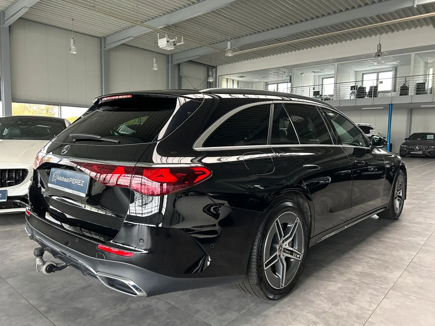 E 300 T e AMG AIRMATIC-DISTRONIC-AHK-PANORAMA SD