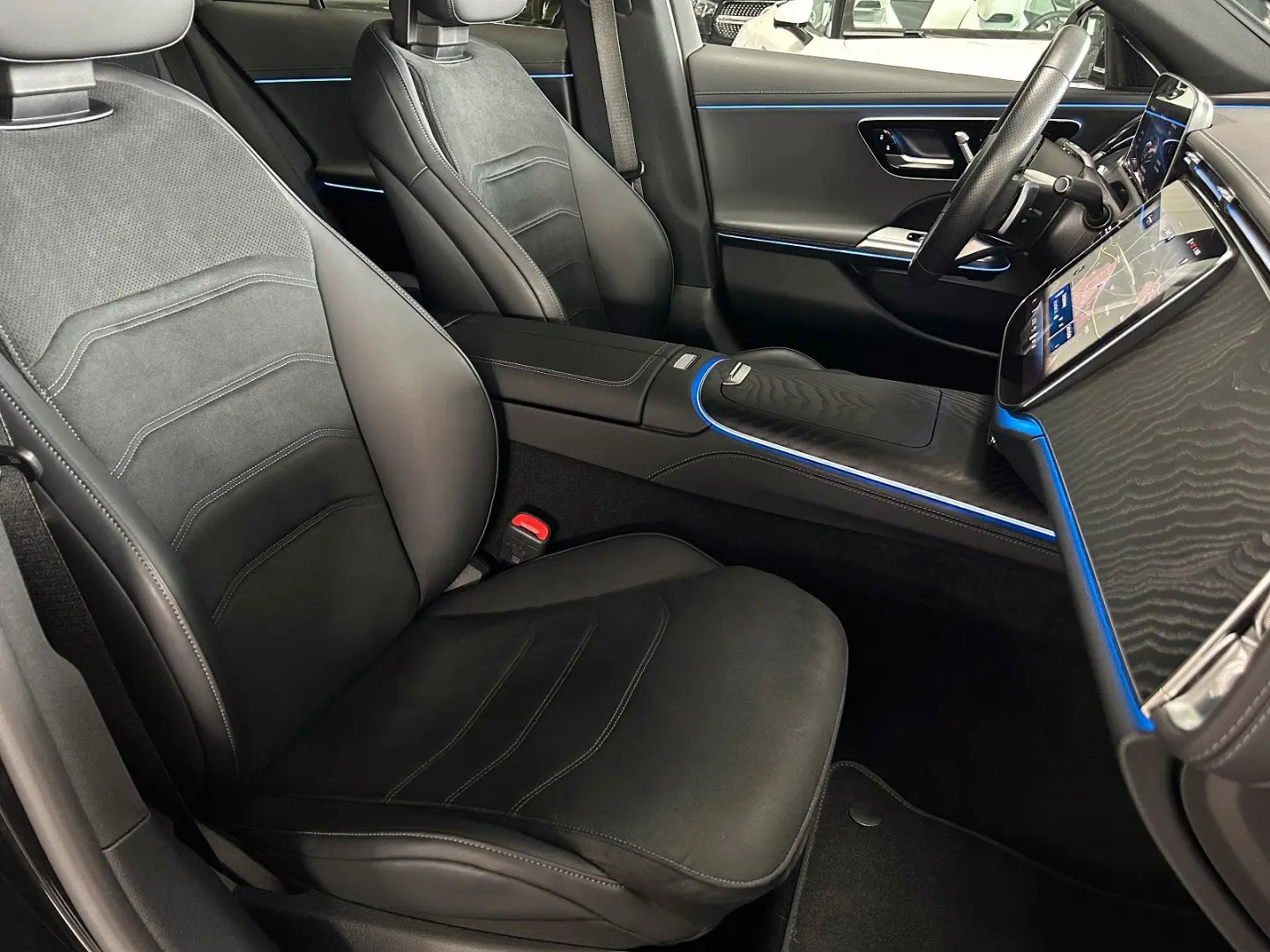 E 300 T e AMG AIRMATIC-DISTRONIC-AHK-PANORAMA SD