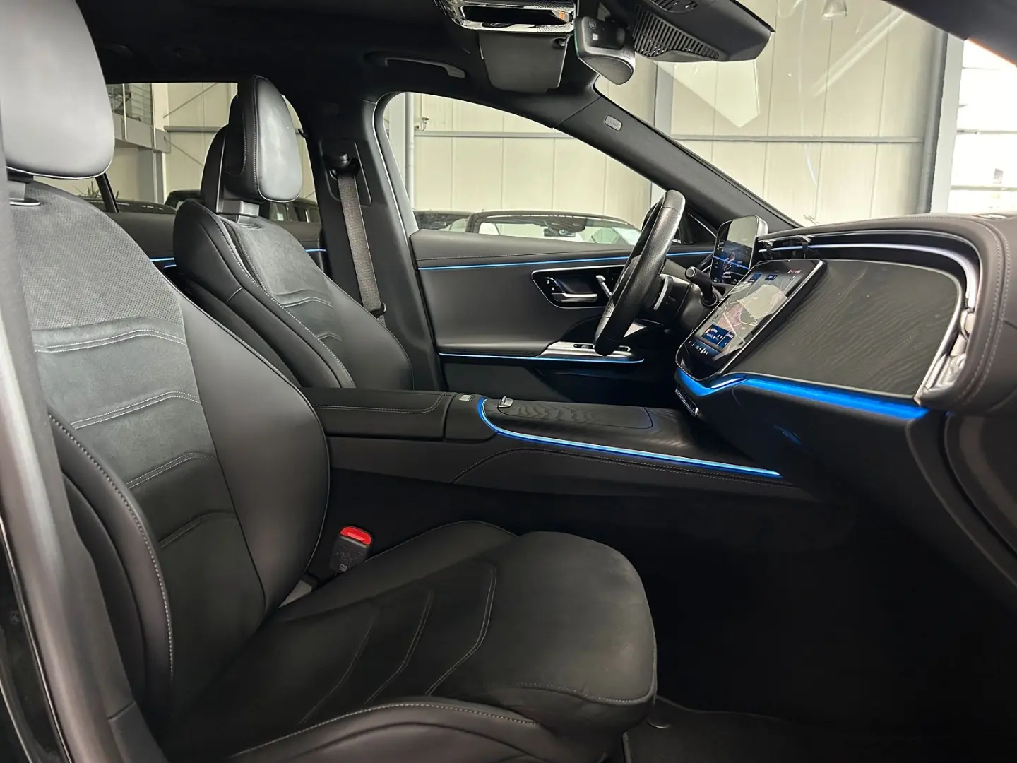 E 300 T e AMG AIRMATIC-DISTRONIC-AHK-PANORAMA SD