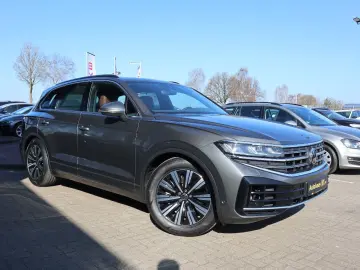 Touareg 3.0 TSI 4M-VIRTUAL-PANO-LUFT-CAM-ACC-AHK