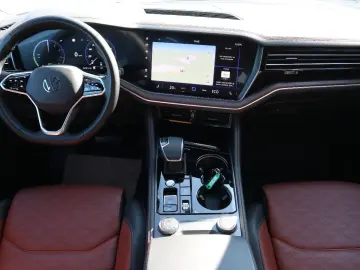 Touareg 3.0 TSI 4M-VIRTUAL-PANO-LUFT-CAM-ACC-AHK