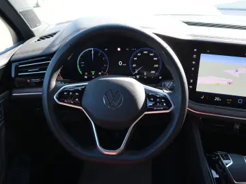 Touareg 3.0 TSI 4M-VIRTUAL-PANO-LUFT-CAM-ACC-AHK