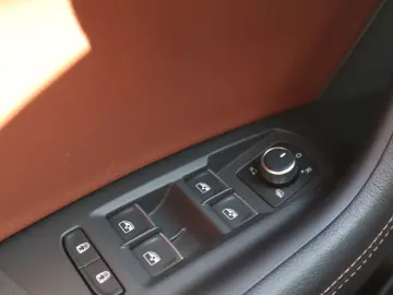 Touareg 3.0 TSI 4M-VIRTUAL-PANO-LUFT-CAM-ACC-AHK