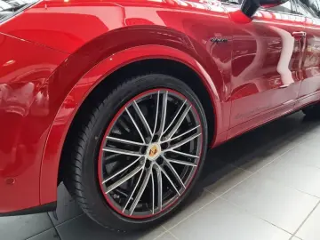 Cayenne Turbo S E-Hybrid Turbo S Full Black&Red 