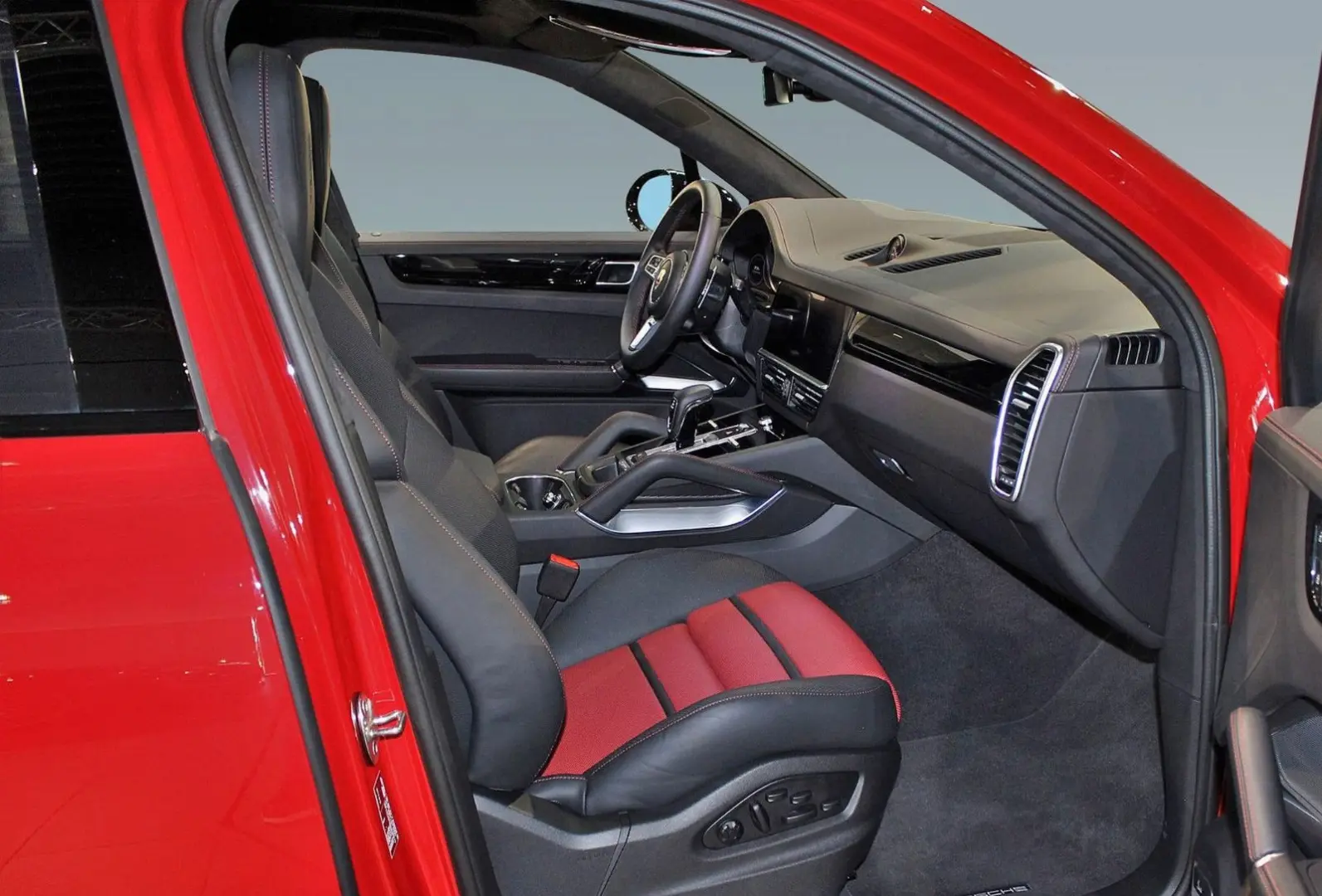 Cayenne Turbo S E-Hybrid Turbo S Full Black&Red 
