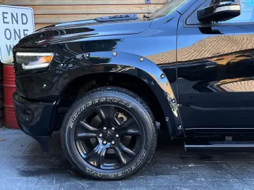 RAM 1500 Laramie 5,7L 4x4 AHK LPG LED eTorque