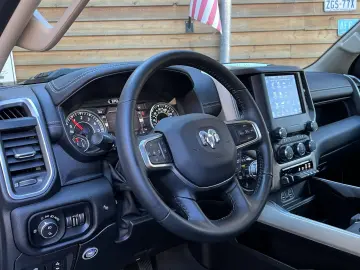 RAM 1500 Laramie 5,7L 4x4 AHK LPG LED eTorque